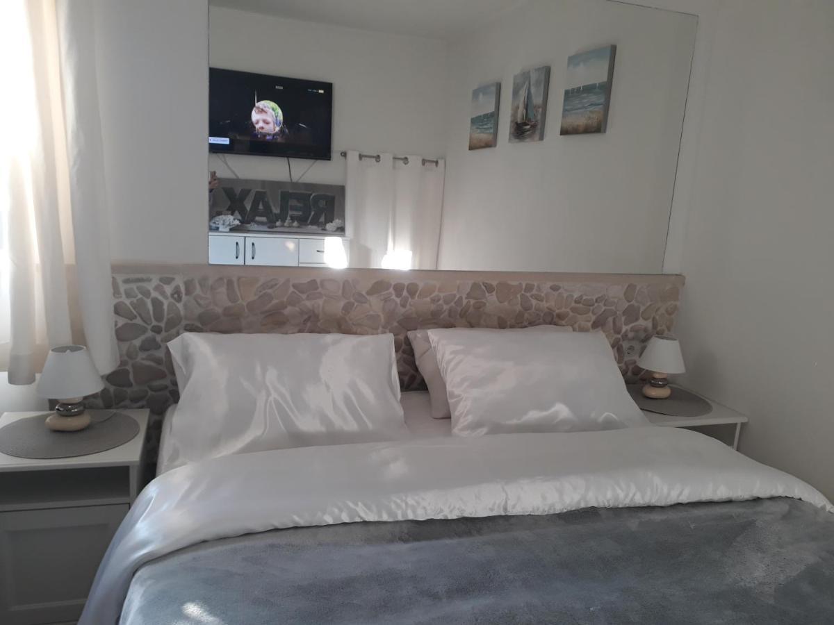 Relax Tiny Villas 40 Meters Of The Beach Zrnovo Buitenkant foto