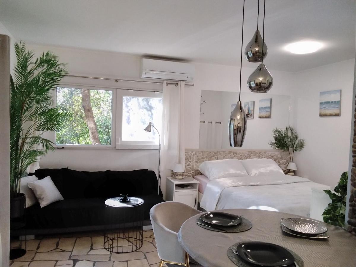 Relax Tiny Villas 40 Meters Of The Beach Zrnovo Buitenkant foto
