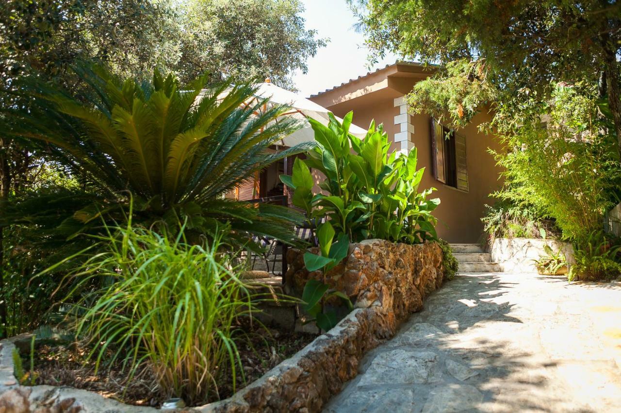 Relax Tiny Villas 40 Meters Of The Beach Zrnovo Buitenkant foto